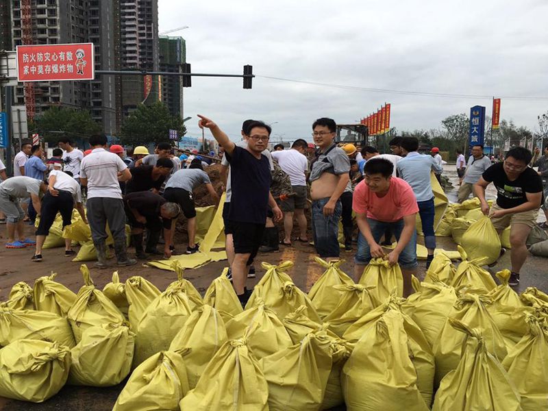 2016年7月20日，集團(tuán)公司組織員工參與“安陽(yáng)7·19特大洪水”搶險(xiǎn)救災(zāi)工作。